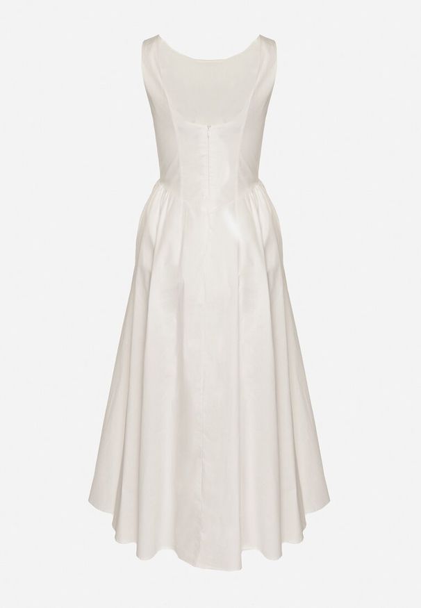 Born2be - Biała Sukienka Bawełniana o Rozkloszowanym Fasonie z Dekoltem Łódką i Kieszeniami Elenira. Typ kołnierza: dekolt w łódkę. Kolor: biały. Materiał: bawełna. Typ sukienki: rozkloszowane. Styl: elegancki