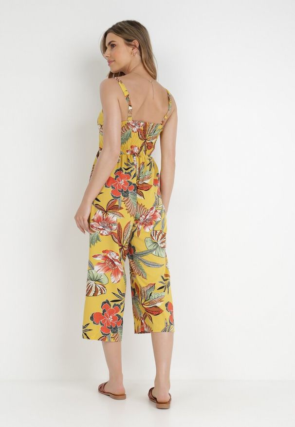 Born2be - Żółty Kombinezon Kalonice. Kolor: żółty. Długość rękawa: na ramiączkach. Długość: długie. Wzór: kolorowy, aplikacja, kwiaty. Sezon: lato