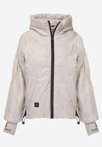 Born2be - Beżowa Przejściowa Kurtka Pikowana z Kapturem i Napisami na Rękawach Althone. Okazja: na co dzień. Typ kołnierza: kaptur. Kolor: beżowy. Materiał: poliester. Wzór: napisy. Styl: casual #8