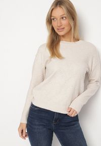 Born2be - Jasnobeżowy Sweter Ozdobiony Motywem Serc Unisae. Okazja: na co dzień. Kolor: beżowy. Materiał: jeans. Wzór: aplikacja. Styl: casual #6
