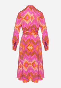 Born2be - Różowa Kopertowa Sukienka Midi z Paskiem w Talii i Wzorem Ikat Kllerdia. Kolor: różowy. Wzór: aplikacja. Typ sukienki: kopertowe. Długość: midi #7