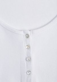 Born2be - Biały Prążkowany T-shirt z Bawełny Ozdobiony Guzikami Tasavia. Okazja: na co dzień. Kolor: biały. Materiał: bawełna, prążkowany. Wzór: aplikacja. Styl: klasyczny, casual #6