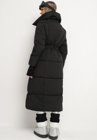 Born2be - Czarna Pikowana Kurtka Płaszcz za Kolano z Wiązanym Paskiem Opiedsse. Kolor: czarny #2