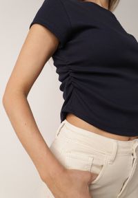 Born2be - Granatowy Bawełniany T-shirt w Prążki o Dopasowanym Kroju z Marszczeniem Cherita. Okazja: na co dzień. Kolor: niebieski. Materiał: bawełna. Wzór: prążki. Styl: casual, sportowy #4