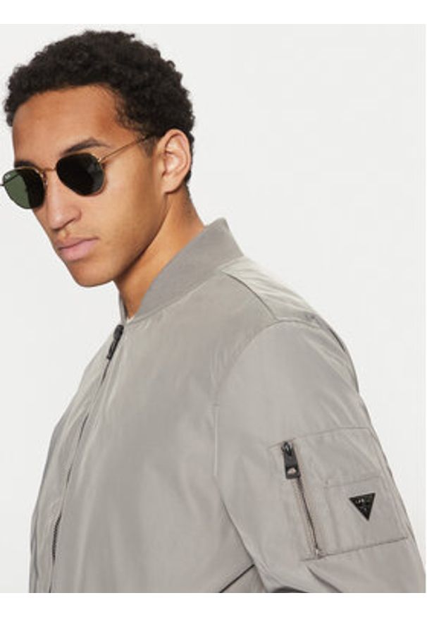 Guess Kurtka bomber M5RL02 WGU82 Szary Regular Fit. Kolor: szary. Materiał: syntetyk