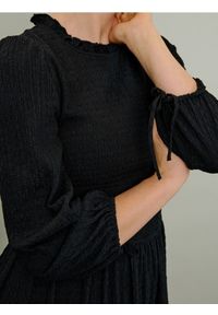 Sinsay - Sukienka z marszczeniami i falbanką - czarny. Kolor: czarny #1