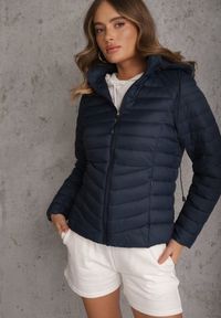 Renee - Granatowa Przejściowa Kurtka Pikowana z Kapturem z Możliwością Odpięcia Pretiga. Okazja: na spacer. Typ kołnierza: kaptur. Kolor: niebieski. Materiał: nylon, jeans #1