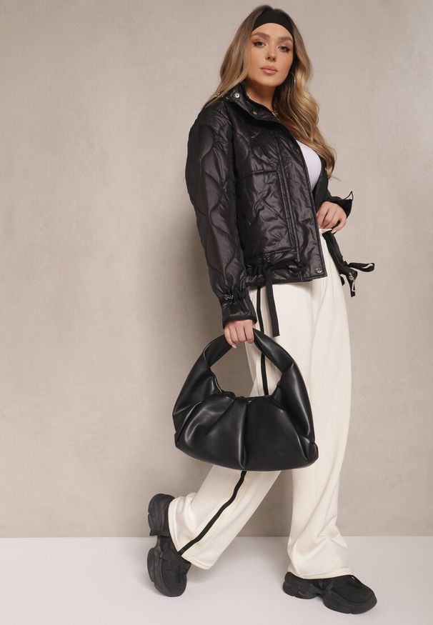 Renee - Czarna Pikowana Kurtka z Kieszeniami i Odpinanym Kapturem Eranela. Okazja: na co dzień. Kolor: czarny. Materiał: jeans. Styl: elegancki, casual