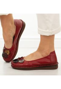POTOCKI - Czerwone skórzane półbuty damskie Potocki 15309. Okazja: na co dzień. Nosek buta: okrągły. Kolor: czerwony. Materiał: skóra. Szerokość cholewki: normalna. Wzór: kolorowy, aplikacja. Sezon: wiosna, lato, jesień. Styl: casual, klasyczny, elegancki #1