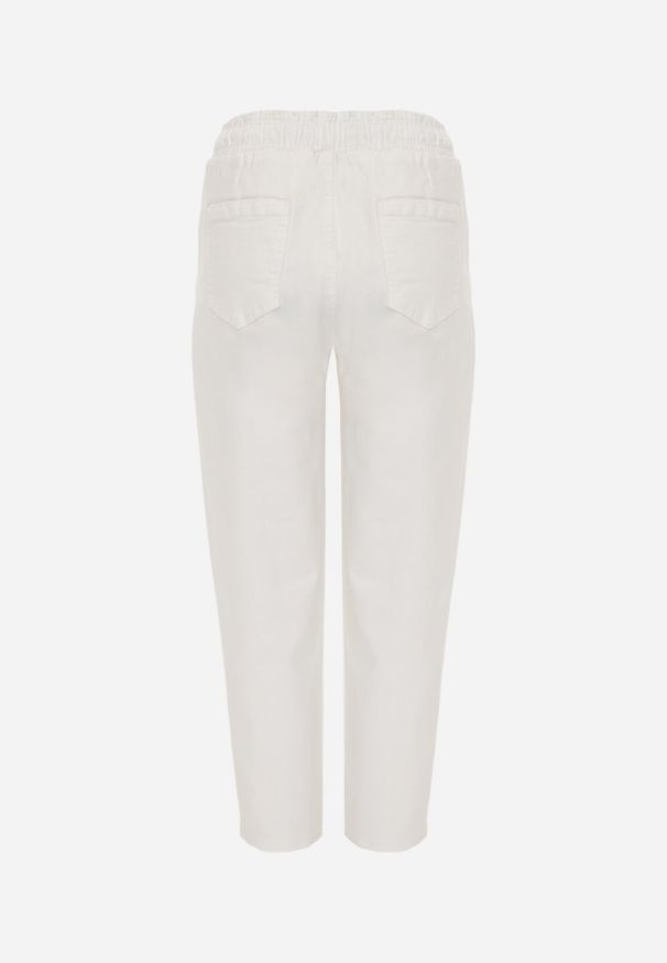 Renee - Białe Bawełniane Jeansy Typu Mom Fit High Waist Ściągane w Pasie Sznurkiem Winlenne. Okazja: na co dzień. Stan: podwyższony. Kolor: biały. Styl: klasyczny, casual