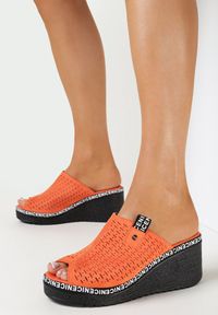 Born2be - Pomarańczowe Klapki na Koturnie z Szerokim Paskiem i Perforacją Givika. Kolor: pomarańczowy. Obcas: na koturnie #4