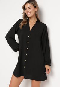 Born2be - Czarna Rozkloszowana Sukienka Pudełkowa z Ozdobnymi Guzikami Alcionete. Okazja: na co dzień. Kolor: czarny. Typ sukienki: proste. Styl: casual, elegancki #1