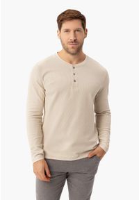 Volcano - Longsleeve ze strukturą L-ONYX. Okazja: na co dzień. Typ kołnierza: typu henley. Kolor: kremowy. Materiał: dzianina, bawełna, materiał. Długość rękawa: długi rękaw. Długość: długie. Styl: klasyczny, casual, elegancki #1
