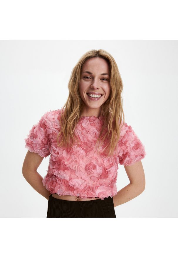 Reserved - Bluzka z ozdobnymi kwiatami - Różowy. Kolor: różowy. Wzór: kwiaty