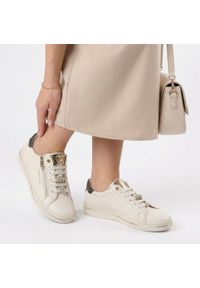 Sneakersy damskie Marco Tozzi, wykonane z wysokiej jakości materiałów klasyczny sznurowany fason wzbogacono o praktyczny zamek błyskawiczny, białe, 2. Okazja: na co dzień. Zapięcie: sznurówki. Kolor: biały. Materiał: materiał. Szerokość cholewki: normalna. Styl: klasyczny #6