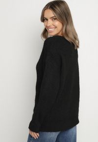 Born2be - Czarny Sweter z Dodatkiem Wełny i Dekoltem w Serek Estorea. Okazja: na co dzień. Typ kołnierza: dekolt w serek. Kolor: czarny. Materiał: wełna. Styl: casual, klasyczny, elegancki #5