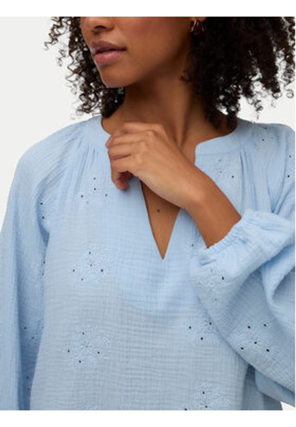 Vero Moda Bluzka Natali 10342739 Niebieski jasny Regular Fit. Kolor: niebieski. Materiał: bawełna