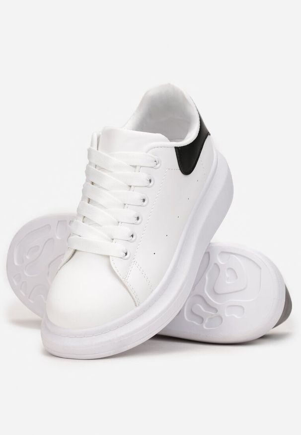 Renee - Biało-Czarne Sneakersy na Grubej Podeszwie z Przeszyciami i Perforacją Amela. Okazja: na co dzień. Wysokość cholewki: przed kostkę. Kolor: biały. Materiał: skóra, materiał. Szerokość cholewki: normalna. Wzór: aplikacja