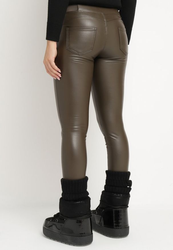 Born2be - Brązowe Ocieplane Legginsy z Ekoskóry z Wysokim Stanem Feliora. Okazja: na co dzień. Stan: podwyższony. Kolor: brązowy. Materiał: satyna. Styl: elegancki, casual, wizytowy