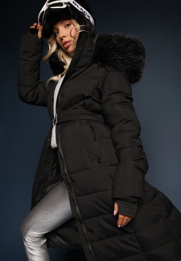 Renee - Czarna Kurtka z Odpinanym Futerkiem Taliowana o Długim Fasonie Delavira. Okazja: na co dzień. Kolor: czarny. Materiał: futro. Długość rękawa: długi rękaw. Długość: długie. Styl: casual, elegancki