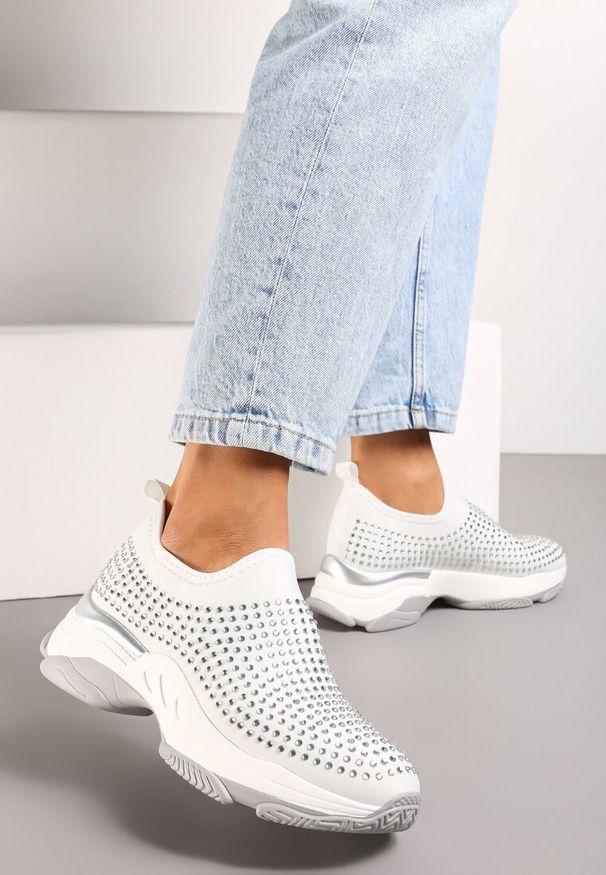 Born2be - Białe Buty Sportowe w Cyrkonie na Grubej Podeszwie Coneta. Kolor: biały. Wzór: aplikacja