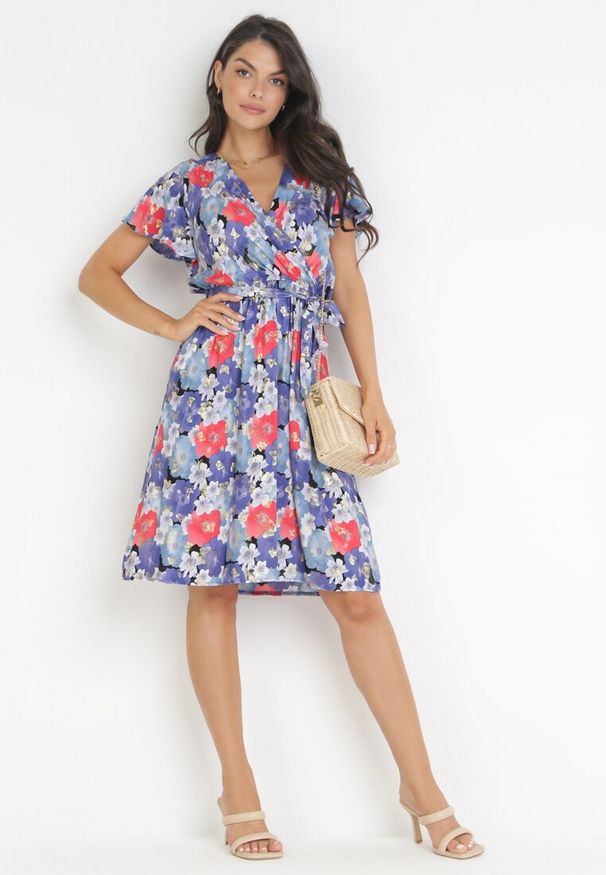 Born2be - Niebiesko-Czerwona Rozkloszowana Sukienka z Metaliczną Nitką i Wiązanym Paskiem Noldan. Kolor: niebieski. Materiał: materiał, tkanina, wiskoza. Wzór: kwiaty