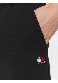 Tommy Jeans Spodnie dresowe Badge DM0DM18355 Czarny Regular Fit. Kolor: czarny. Materiał: bawełna