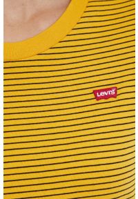 Levi's® - Levi's T-shirt bawełniany kolor żółty. Okazja: na co dzień, na spotkanie biznesowe. Kolor: żółty. Materiał: bawełna. Wzór: aplikacja. Styl: biznesowy, casual