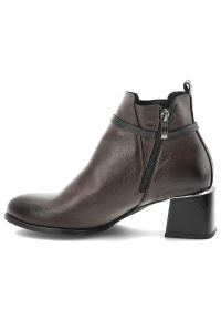 Brązowe Botki Armodo Eleganckie Obuwie Damskie Ze Skóry Naturalnej. Okazja: na co dzień. Zapięcie: pasek. Kolor: brązowy. Materiał: skóra. Wzór: geometria. Obcas: na obcasie. Styl: elegancki. Wysokość obcasa: średni #6