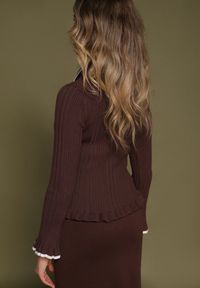 Born2be - Brązowy Sweter z Wiskozą w Stylu Retro z Kołnierzykiem i Guzikami Sarrise. Okazja: na spotkanie biznesowe, do pracy, na co dzień. Typ kołnierza: kołnierz z falbankami. Kolor: brązowy. Materiał: wiskoza. Wzór: aplikacja. Styl: retro #7