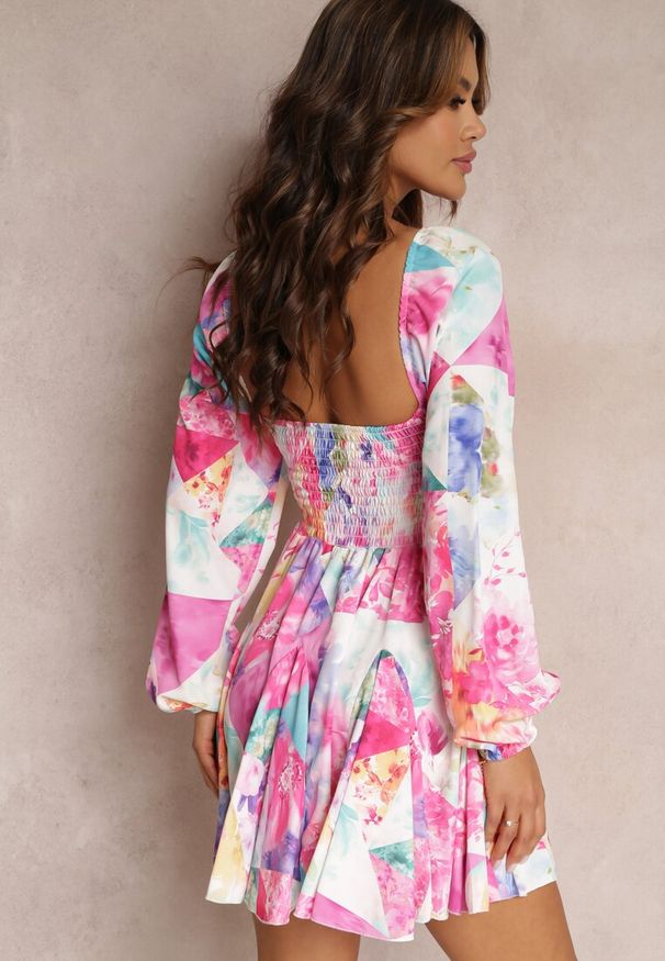 Renee - Różowa Rozkloszowana Sukienka w Kwiaty z Kwadratowym Dekoltem Averla. Okazja: na co dzień, na spacer, na imprezę. Typ kołnierza: dekolt kwadratowy. Kolor: różowy. Długość rękawa: długi rękaw. Wzór: kwiaty. Sezon: lato. Styl: klasyczny, casual