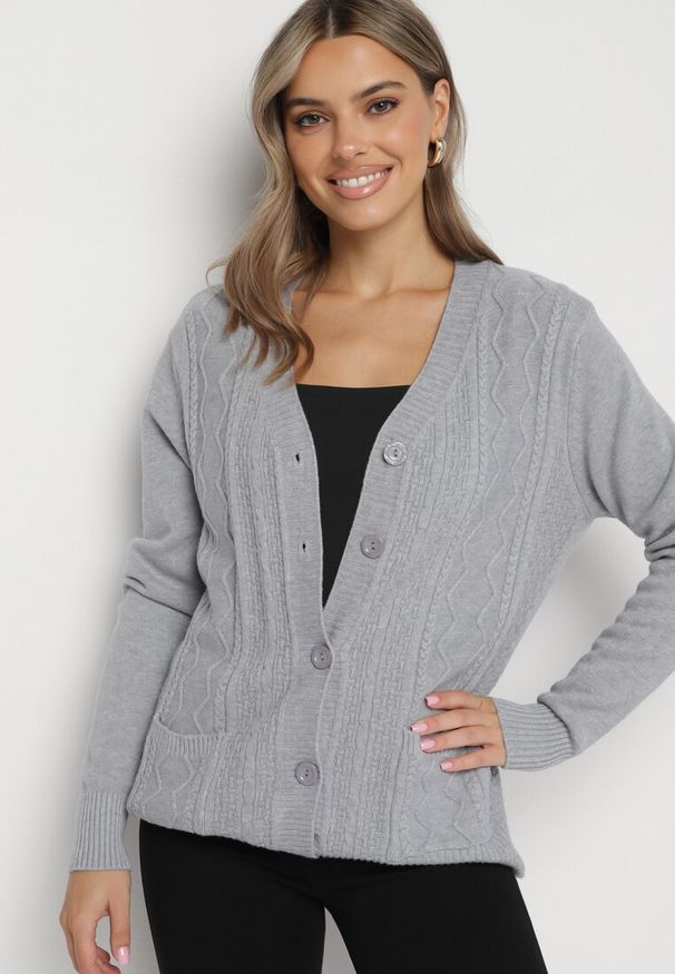 Born2be - Szary Kardigan z Bawełną Kieszeniami i Tłoczeniami Mevalee. Okazja: na co dzień. Kolor: szary. Materiał: bawełna. Długość rękawa: długi rękaw. Długość: długie. Wzór: aplikacja. Sezon: wiosna, jesień. Styl: elegancki, casual, klasyczny