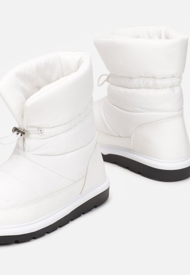 Born2be - Białe Śniegowce Pikowane ze Ściągaczem Ethila. Okazja: na co dzień. Nosek buta: okrągły. Kolor: biały. Materiał: jeans, materiał, futro, wełna. Sezon: zima. Obcas: na obcasie. Styl: klasyczny, elegancki, casual. Wysokość obcasa: niski