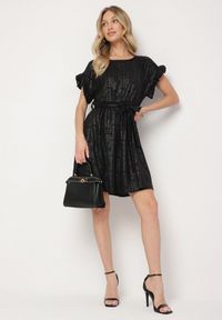 Born2be - Czarna Sukienka Ozdobiona Falbankami i Paskiem Izulira. Typ kołnierza: kołnierz z falbankami. Kolor: czarny. Wzór: aplikacja. Styl: elegancki #3
