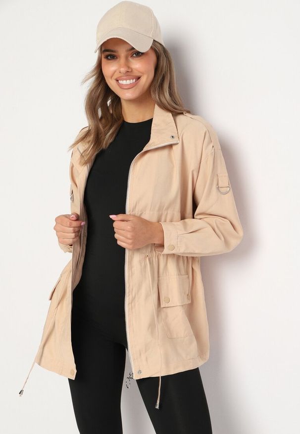 Born2be - Ciemnobeżowa Kurtka Parka z Bawełną Ściągana w Pasie Troczkiem Zapinana na Napy Velethra. Kolor: beżowy. Materiał: bawełna