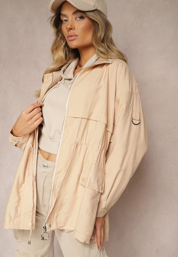 Renee - Ciemnobeżowa Kurtka Parka z Dodatkiem Bawełny Wykończona Troczkami Zapinana na Napy Velona. Okazja: na co dzień. Kolor: beżowy. Materiał: bawełna. Styl: casual, elegancki