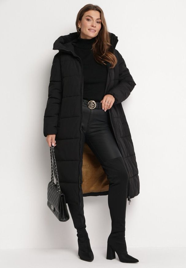 Born2be - Czarna Pikowana Kurtka Płaszcz z Kapturem i Kieszeniami Gardemia. Typ kołnierza: kaptur. Kolor: czarny. Sezon: zima, jesień