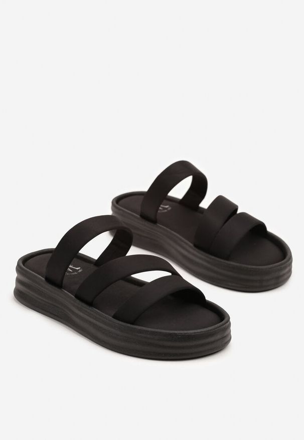 Born2be - Czarne Klapki na Grubej Tłoczonej Podeszwie Pollavie. Okazja: na co dzień. Kolor: czarny. Materiał: jeans, len. Styl: casual