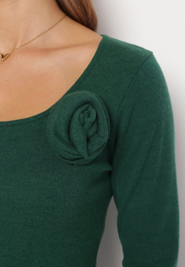 Born2be - Ciemnozielona Dzianinowa Sukienka Midi z Aplikacją Kwiatu Unesilla. Kolor: zielony. Materiał: dzianina. Wzór: aplikacja, kwiaty. Długość: midi