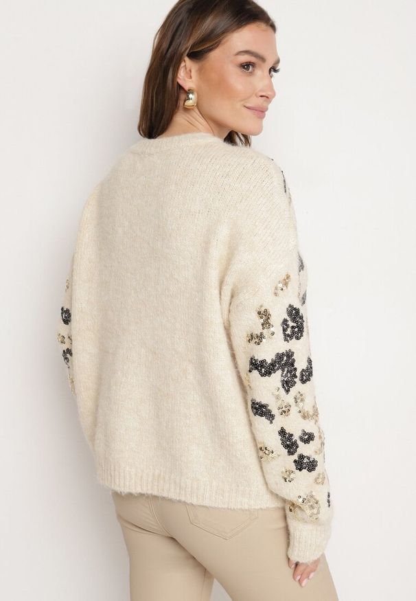 Born2be - Jasnobeżowy Sweter z Wełną Zdobiony Cekinami w Panterkowy Wzór Issadra. Okazja: do pracy. Kolor: beżowy. Materiał: wełna. Długość rękawa: długi rękaw. Długość: długie. Wzór: aplikacja. Sezon: jesień, zima