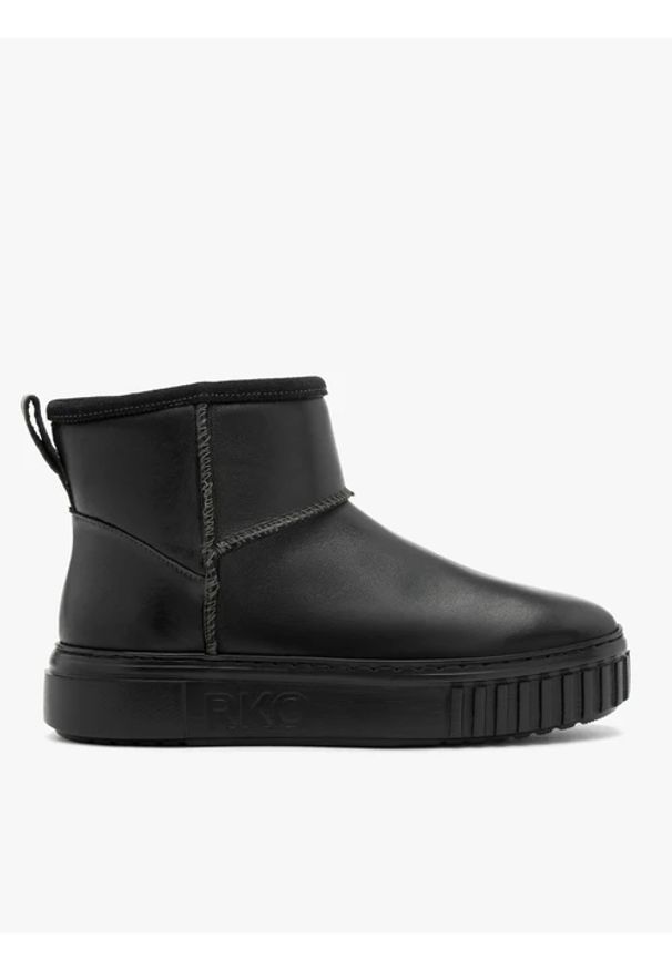Ryłko - Czarne krótkie śniegowce. Nosek buta: okrągły. Zapięcie: zamek. Kolor: czarny. Materiał: skóra. Szerokość cholewki: normalna. Sezon: zima. Obcas: na płaskiej podeszwie. Styl: street