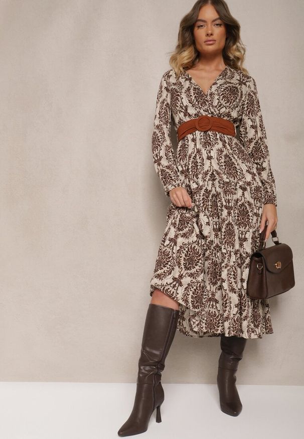 Renee - Brązowa Sukienka z Kopertowym Dekoltem z Wiskozy i Motywem Boho Ozdobiona Paskiem Rinnaria. Kolor: brązowy. Materiał: wiskoza. Wzór: aplikacja. Typ sukienki: kopertowe. Styl: boho