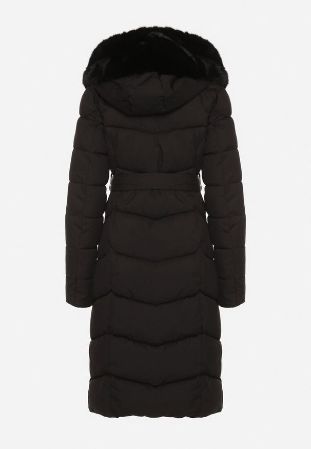 Born2be - Czarna Pikowana Kurtka z Futerkowym Obszyciem i Paskiem Samiria. Okazja: do pracy, na co dzień, na spotkanie biznesowe. Kolor: czarny. Materiał: futro, jeans, dzianina, poliester. Styl: biznesowy, klasyczny, casual