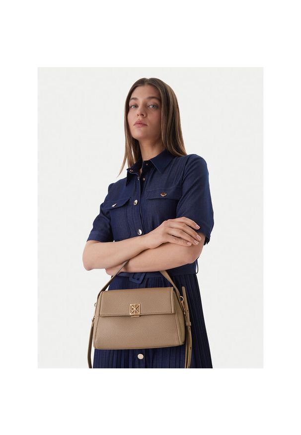 Torebka Calvin Klein. Kolor: beżowy