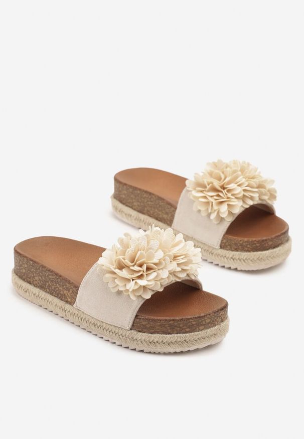 Renee - Beżowe Klapki Zdobione Kwiatową Aplikacją Felinelia. Okazja: na plażę, na co dzień. Kolor: beżowy. Wzór: aplikacja, kwiaty. Sezon: lato. Styl: casual, elegancki, klasyczny