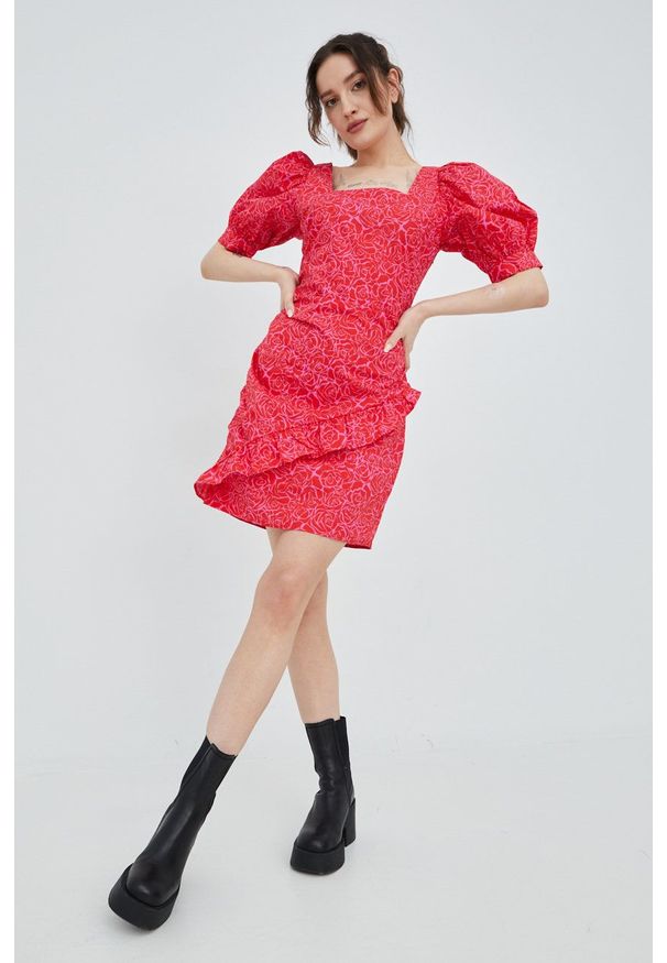 Vero Moda sukienka bawełniana kolor czerwony mini dopasowana. Typ kołnierza: dekolt w karo. Kolor: czerwony. Materiał: bawełna. Typ sukienki: dopasowane. Długość: mini