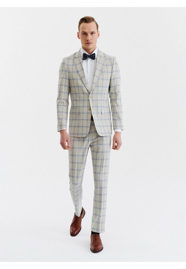 Pako Lorente - PAKO LORENTE – Beżowe spodnie garniturowe w kratę. Okazja: na ślub cywilny, na wesele, na komunię. Kolor: beżowy. Materiał: tkanina, poliester, elastan, wiskoza. Wzór: gładki. Sezon: wiosna, lato. Styl: elegancki