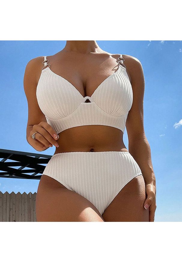 Intica - Dwuczęściowy strój kąpielowy z zabudowanym krojem i regulowanymi ramiączkami Yumiko. Kolor: biały. Materiał: materiał