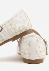 Born2be - Białe Siateczkowe Balerinki z Paskiem z Klamerką i Haftowanymi Kwiatami Erolea. Okazja: na co dzień, na uczelnię. Zapięcie: pasek. Kolor: biały. Materiał: jeans. Wzór: haft, kwiaty. Styl: casual #3