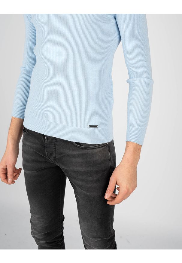 Takeshy Kurosawa Sweter | 83058 | Dolcevita Costina Lana | Mężczyzna | Niebieski. Typ kołnierza: golf. Kolor: niebieski. Materiał: poliamid, wiskoza, kaszmir, wełna. Wzór: aplikacja, ze splotem
